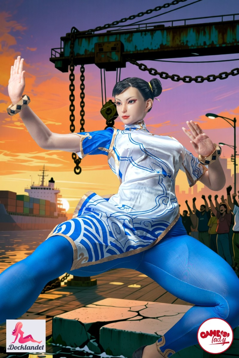 The Street Fighter sex doll "Chun Li" no Game Lady ir ekskluzīva cosplay lelle, kuru iedvesmojusi leģendārās cīņas spēles varone. Ar autentiskiem sejas vaibstiem, atlētisku, uz augšstilbiem vērstu ķermeni un rūpīgi izstrādātām detaļām viņa iemūžina tēla ikonisko izskatu, savukārt elastīgais skelets un reālistiskais silikona materiāls nodrošina dabiskas pozas un ļoti reālistisku sajūtu.
Čuns Li sex doll ir 169 cm garš un muskuļots ar lieliem augšstilbiem un F-kausa krūtīm.