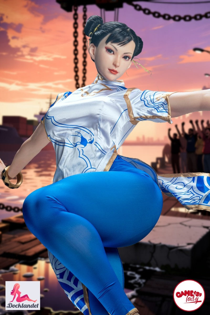 The Street Fighter sex doll "Chun Li" no Game Lady ir ekskluzīva cosplay lelle, kuru iedvesmojusi leģendārās cīņas spēles varone. Ar autentiskiem sejas vaibstiem, atlētisku, uz augšstilbiem vērstu ķermeni un rūpīgi izstrādātām detaļām viņa iemūžina tēla ikonisko izskatu, savukārt elastīgais skelets un reālistiskais silikona materiāls nodrošina dabiskas pozas un ļoti reālistisku sajūtu.
Čuns Li sex doll ir 169 cm garš un muskuļots ar lieliem augšstilbiem un F-kausa krūtīm.