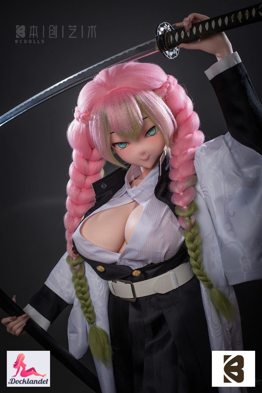 Mitsuri Kanroji ir 155 cm gara anime sex doll ar cosplay stilu, ko iedvesmojusi anime Kimetsu No Yaiba. Kosplejs sex doll pamatojoties uz Mitsuri Kanroji no zīmola BC-Doll ir izstrādāts, lai atdarinātu varoņa unikālo izskatu, ar tādām detaļām kā krāsaini mati, lielas acis un raksturīgs apģērba stils. Lelle ir izgatavota no mīksta, reālistiska materiāla silikona un ir paredzēta anime un cosplay kolekcionāriem un entuziastiem. Tas apvieno anime pasaules estētiku ar progresīvu de