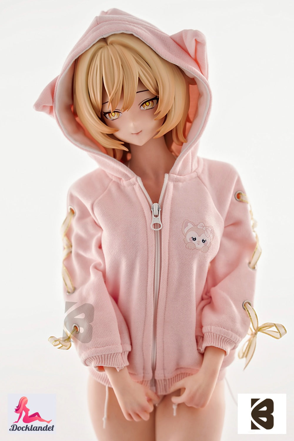 Suzuki Momomame ir ekskluzīva zīmola mini lelle BC-Doll. Ārkārtīgi reālistiska un detalizēta 61 cm gara sievietes miniatūra. Momomame ir lieliski piemērota kā mājas dekorācija tām no jums, kuras dievina sievišķīgo izskatu, bet kurām nav vietas vai naudas pilna izmēra lellei. Reālistiska miniatūra ir piemērota arī fotografēšanai un, protams, dažādiem eksotiskiem, privātākiem piedzīvojumiem un fantāzijām.