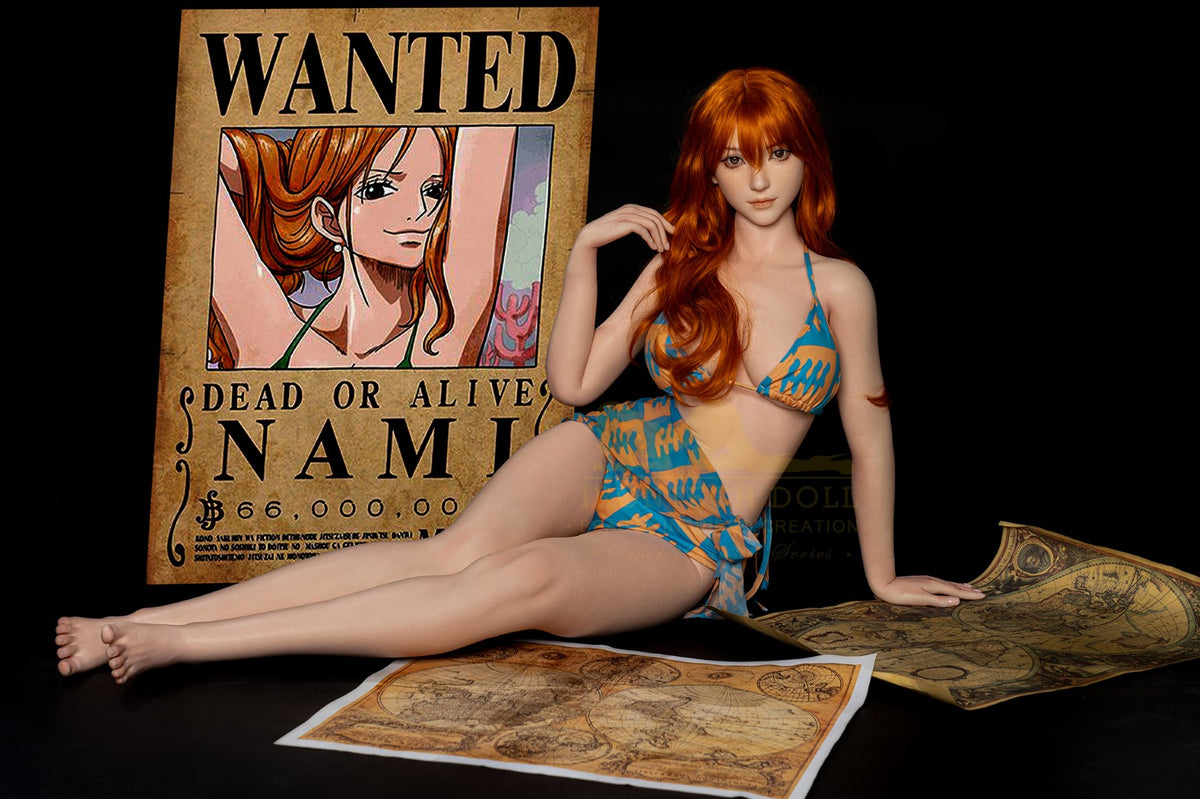 Nami ir reālistiska 166 cm gara silikona lelle ar krūšu izmēru C-Cup no slavenā zīmola Irontech Doll. Ļoti reālistiska seksa lelle ar cosplay stilu, ko iedvesmojis populārais seriāls One Piece. Tiem, kas meklē reālistisku Nami kopiju no One Piece, šī ir ideāla lelle. Neatkarīgi no tā, vai jums ir nepieciešama fotografēšana, izstāde vai fiziskā aktivitāte. Seksa lelle Nami One Piece ir labs un izdevīgs risinājums tiem, kas reālajā dzīvē meklē tēla Nami versiju 1:1.