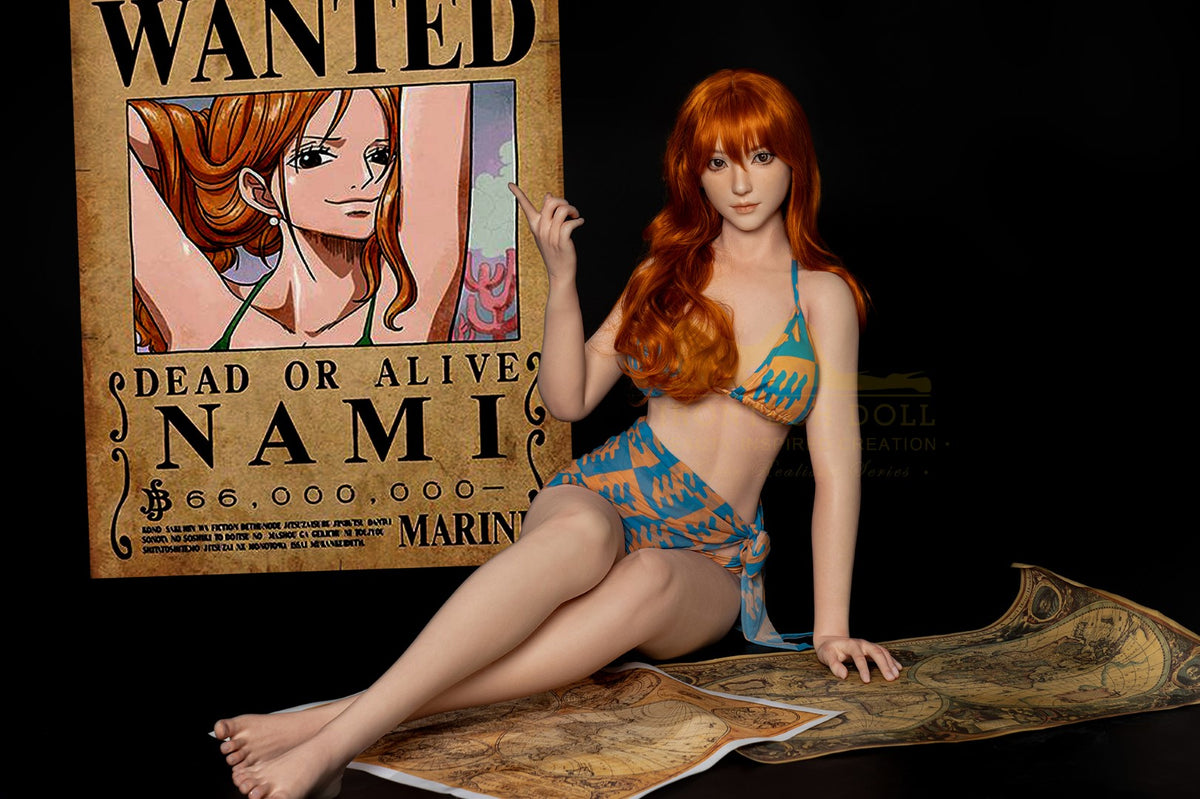 Nami ir reālistiska 166 cm gara silikona lelle ar krūšu izmēru C-Cup no slavenā zīmola Irontech Doll. Ļoti reālistiska seksa lelle ar cosplay stilu, ko iedvesmojis populārais seriāls One Piece. Tiem, kas meklē reālistisku Nami kopiju no One Piece, šī ir ideāla lelle. Neatkarīgi no tā, vai jums ir nepieciešama fotografēšana, izstāde vai fiziskā aktivitāte. Seksa lelle Nami One Piece ir labs un izdevīgs risinājums tiem, kas reālajā dzīvē meklē tēla Nami versiju 1:1.