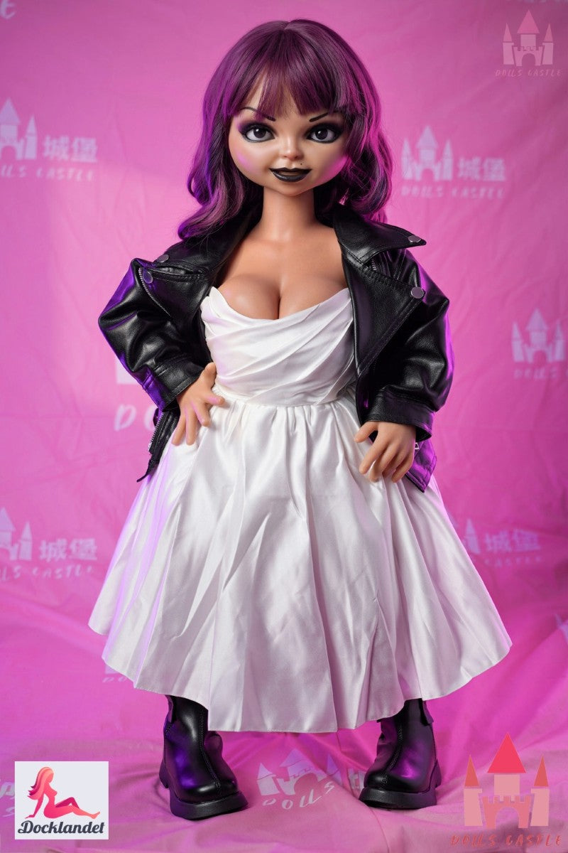Tiffany Valentine no Dolls Castle ir augstākās kvalitātes, šausmu iedvesmota 35 collu seksa lelle ar D veida krūšutēlu. Tifānijai ir asas sejas detaļas, juteklisks grims un izliekta figūra, kas rada gotiskas filmas ļaundara noskaņu, vienlaikus saglabājot maigu, reālistisku silikona ādu autentiskai sajūtai. Ar pielāgojamām parūkām, acīm un vidum ir iespējams izveidot Valentīnu. gan guļamistabā, gan izstādē Ja esat Čaki filmu cienītājs, seksa lelle Tiffany Valentine "Bride of Chucky". 