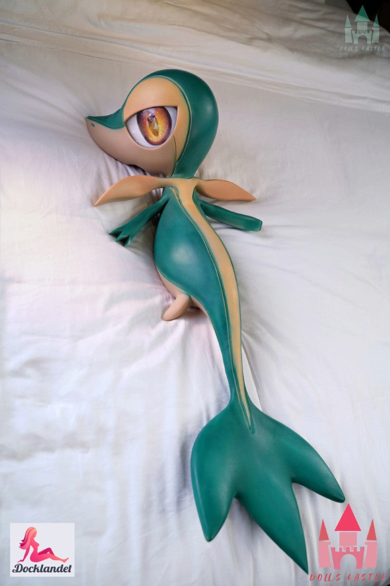 Pokemon seksa lelle Snivy no zīmola Dolls Castle. 80 cm gara cosplay lelle, kuru iedvesmojis populārais Pokemon Snivy. 