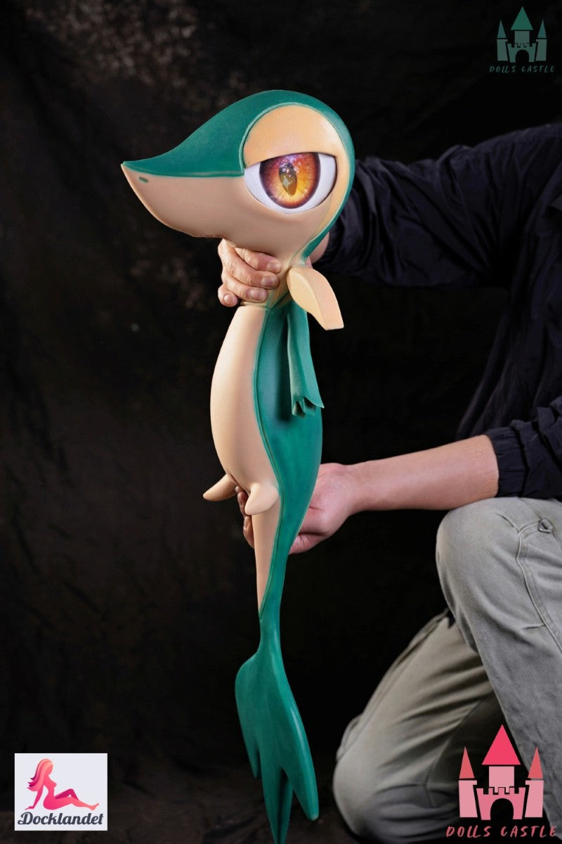 Pokemon seksa lelle Snivy no zīmola Dolls Castle. 80 cm gara cosplay lelle, kuru iedvesmojis populārais Pokemon Snivy. 