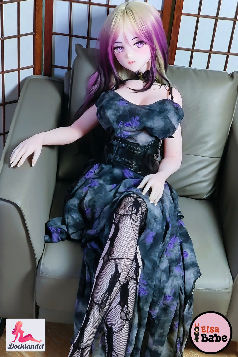 Elsa Babe Kitano Mina anime silikona lelle sēž atzveltnes krēslā ar melnu un purpursarkanu kleitu, platīna silikonu un dzidra roka karalienes stilā.