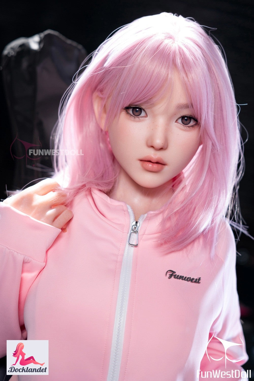Nika ir reālistiska augstākās kvalitātes lelle no labi pazīstamā zīmola FunWest Doll. 152 cm gara seksa lelle ar dabiskas formas ķermeni un krūtīm ar D izmēra kausu. Šī lelle ir aprīkota ar "īstu ādas tekstūru" (RST), un tam ir īpaši īsts apvalks, ko nodrošina ārkārtīgi detalizēts liešanas process. Nika ir izcila lelle un lieliski piemērota tiem, kas meklē pēc iespējas reālistiskāko pieredzi.