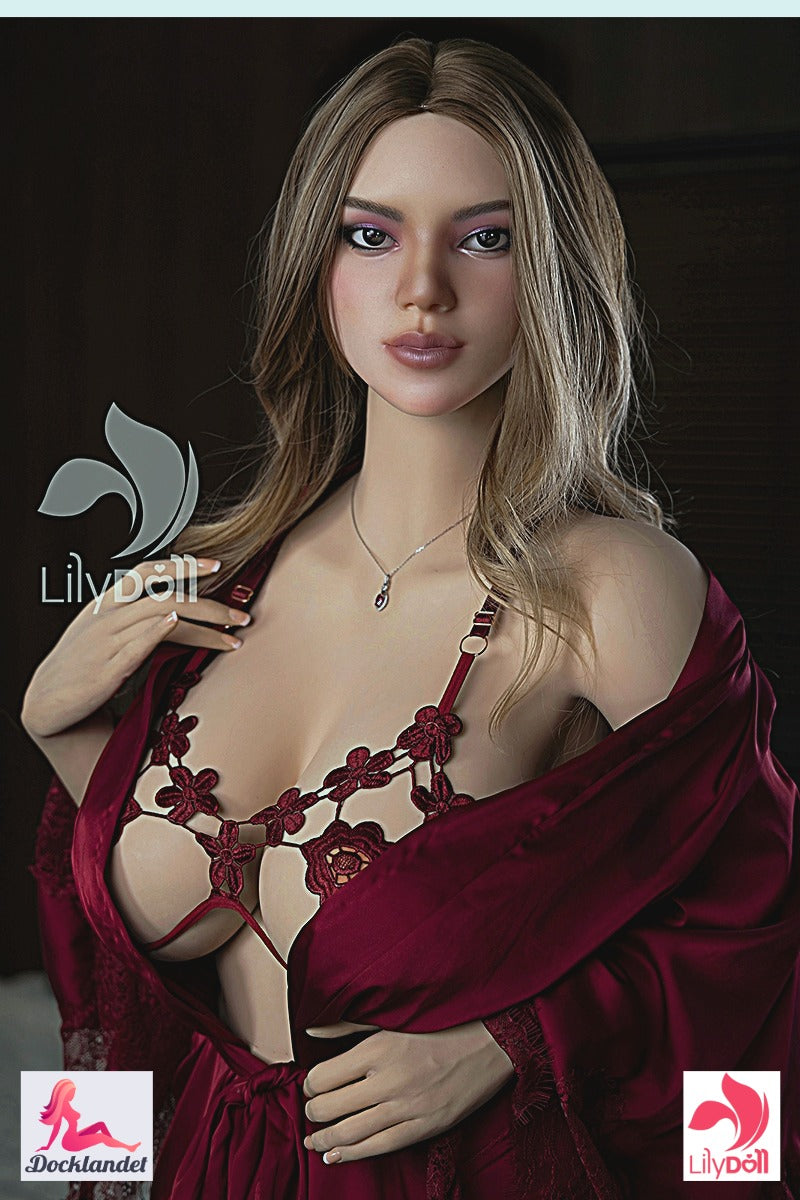 LilyDoll Vera-B pozē sarkanā naktskreklā ar blondiem matiem un maigām kontūrām uz tumša fona