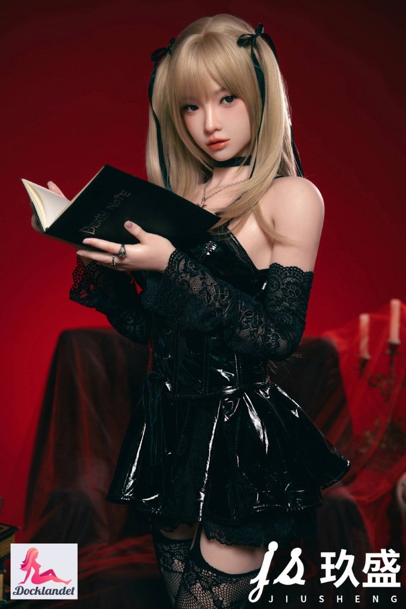 Misa Amane ir ekskluzīva lelle, kuru iedvesmojusi populārā varoņa Misa Amane no sērijas Death Note. Misa Amane ir pilnībā izgatavota no silikona ar pieredzējušu zīmolu Jiusheng. 149 cm garš sex doll ar dabiskas formas ķermeni un krūtīm size B kauss. Misa Amane no Jiusheng ir izstrādāta pēc iespējas reālistiskākai pieredzei un ir lieliski piemērota gan kā kolekcionāru eksponēšanas priekšmets, gan kā partneris. Tiem no jums, kuri ir Misas Amanes no Death Note fani un meklē Death Note sex doll vai 