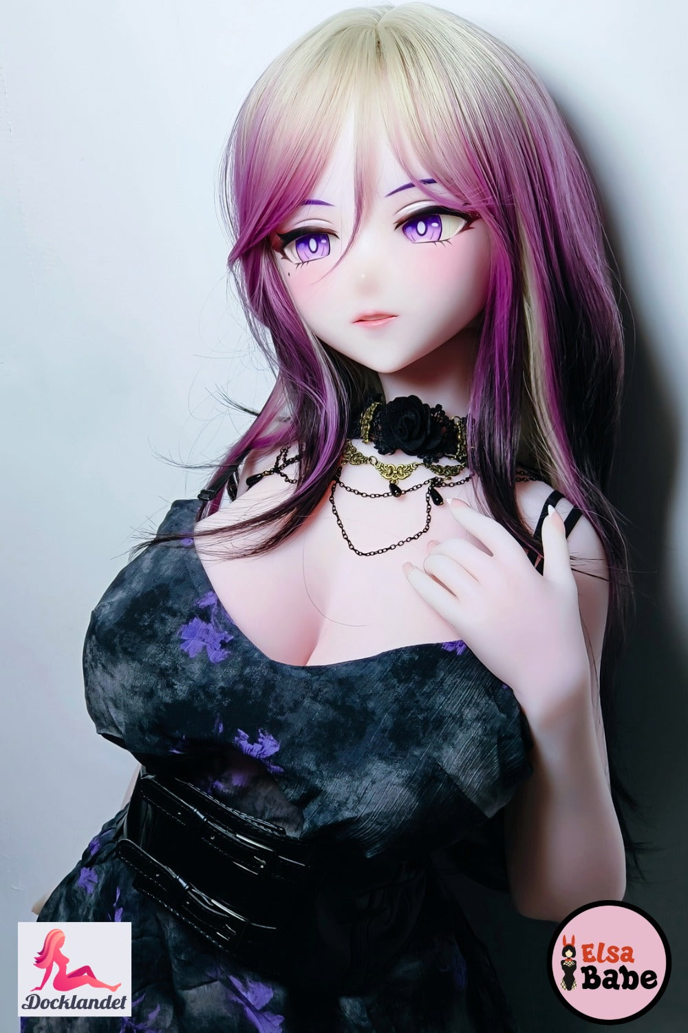 Elsa Babe Kitano Mina anime silikona lelle sēž atzveltnes krēslā ar melnu un purpursarkanu kleitu, platīna silikonu un dzidra roka karalienes stilā.