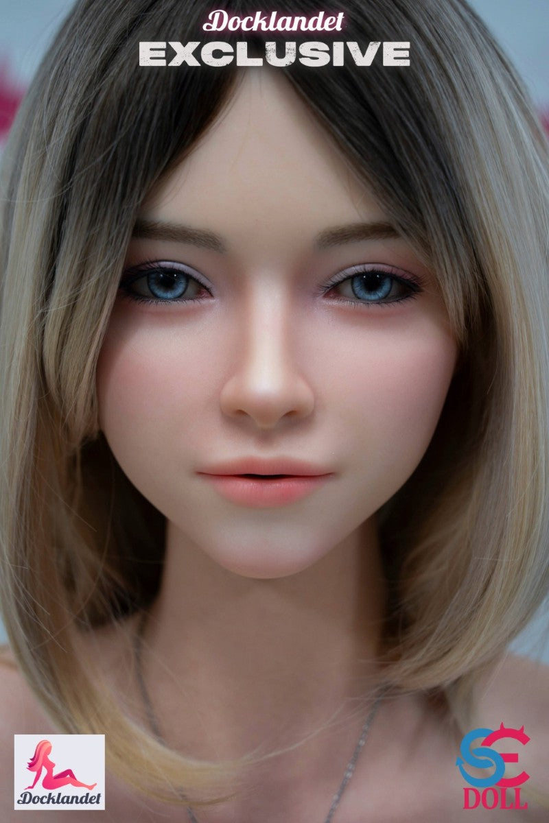 Annika.G ir ekskluzīvs rumpis sex doll aprīkots ar īstu ādas tekstūru (RST), svara samazināšana un galva ar kustīgu žokli un īstu muti (ROS). 114 cm gara silikona lelle ar dabiskas formas ķermeni un lielām krūtīm (size F kauss).
