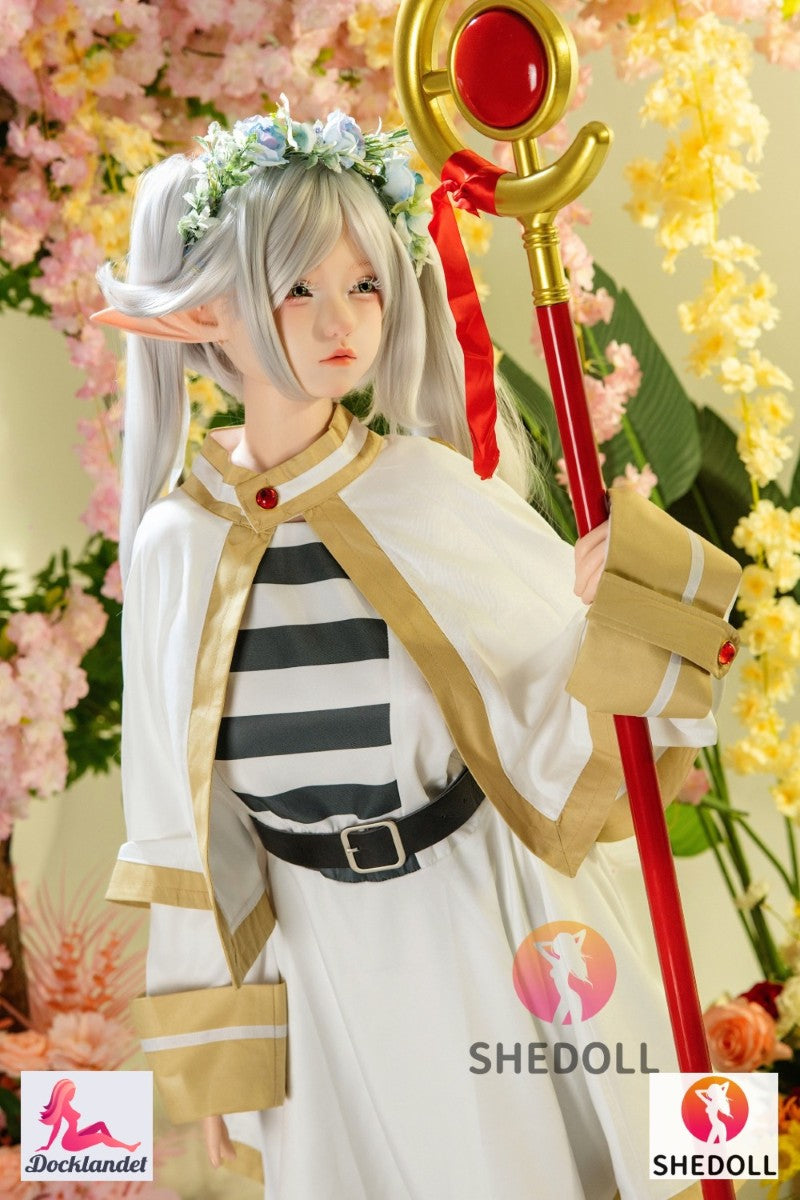 Frieren ir premium klases cosplay lelle, kuru iedvesmojis populārais tēls no Frieren: Beyond Journey's End. Šis 155 cm garais silikona modelis no SHEDOLL apvieno gludu, elfam līdzīgu estētiku ar briest G-kausu, reālistisku ādas sajūtu un modernu EVO skeletu dabiskām pozām. Raksturs Frieren ir 1000 gadus vecs elfu mags un dēmonu mednieks, saukts arī par "Frieren slepkava”, kurš ar savu burvīgo sociāli neprasmīgo stilu iekaroja daudzu anime fanu sirdis. Šobrīd šis varonis ir ļoti populārs