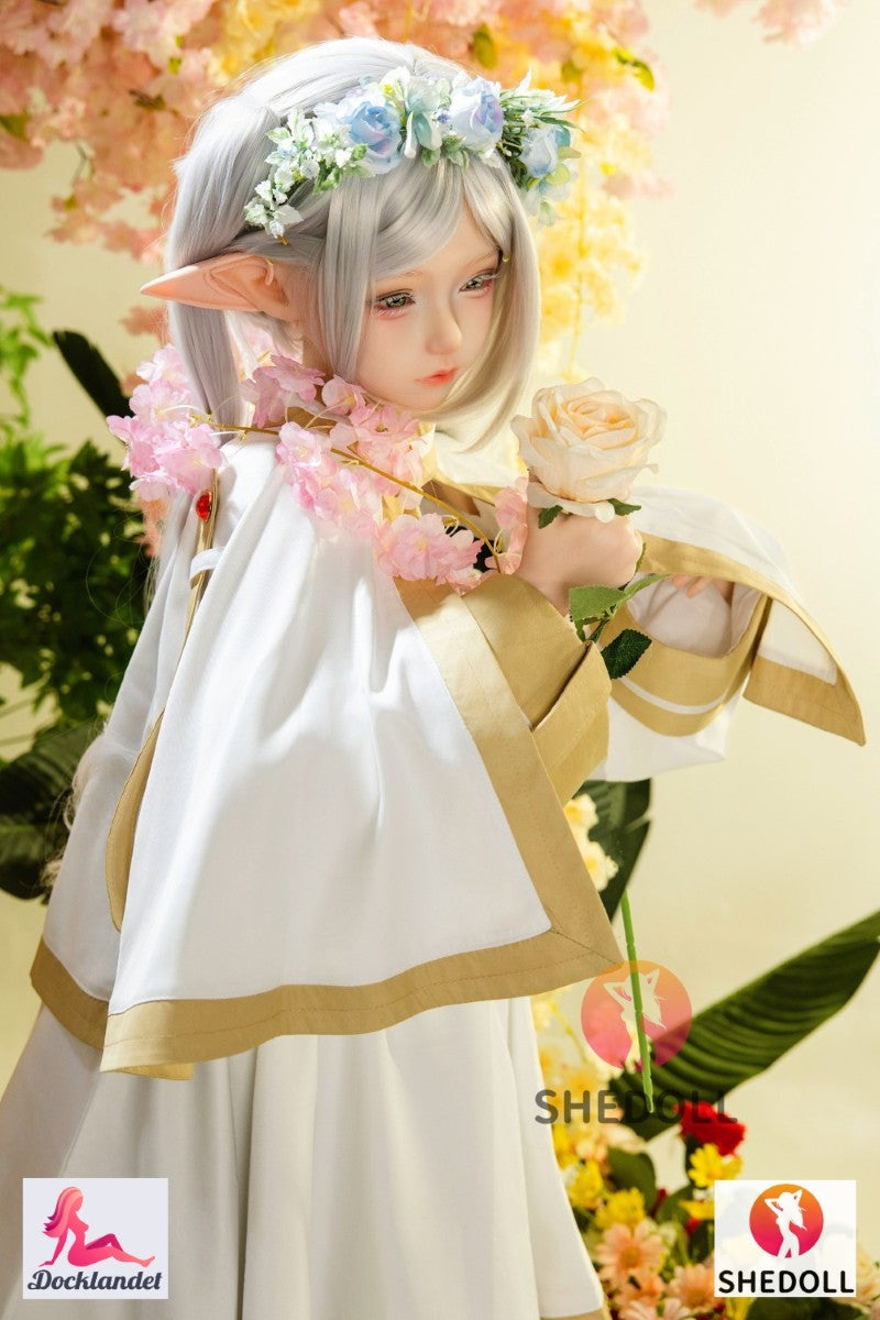Frieren ir premium klases cosplay lelle, kuru iedvesmojis populārais tēls no Frieren: Beyond Journey's End. Šis 155 cm garais silikona modelis no SHEDOLL apvieno gludu, elfam līdzīgu estētiku ar briest G-kausu, reālistisku ādas sajūtu un modernu EVO skeletu dabiskām pozām. Raksturs Frieren ir 1000 gadus vecs elfu mags un dēmonu mednieks, saukts arī par "Frieren slepkava”, kurš ar savu burvīgo sociāli neprasmīgo stilu iekaroja daudzu anime fanu sirdis. Šobrīd šis varonis ir ļoti populārs
