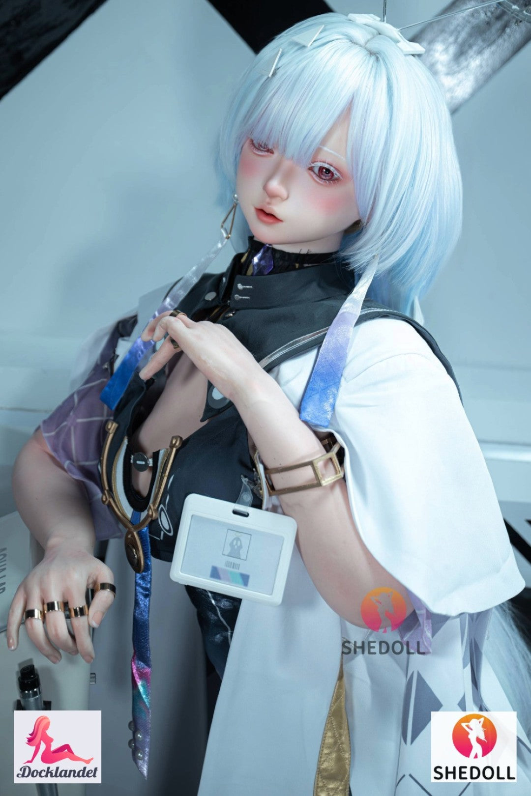 Anime reālistisks SHEDOLL lelle ar gaiši zilu frizūru un cosplay tērpu, tuvplānā, kurā redzamas reālistiskas detaļas un zinātniskās fantastikas stils.