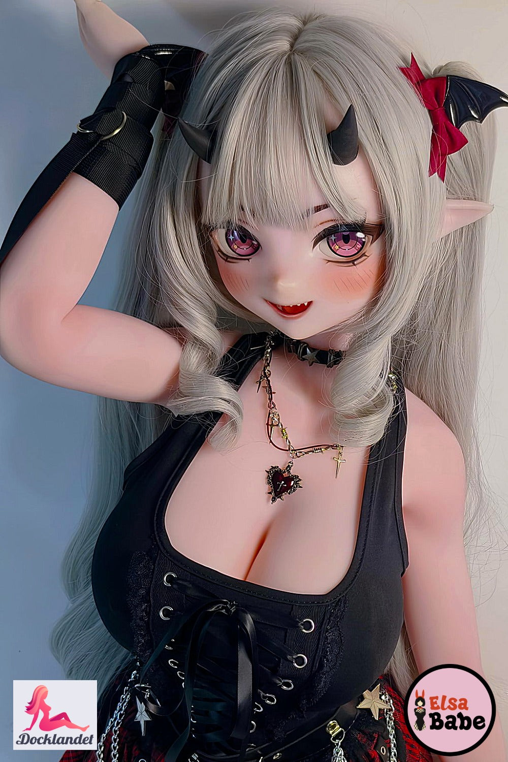 Tachibana Mano 148 cm Elsa Babe anime silikona lelle ar gaišiem matiem, rozā acīm, ragiem un melnu fantāzijas tērpu.