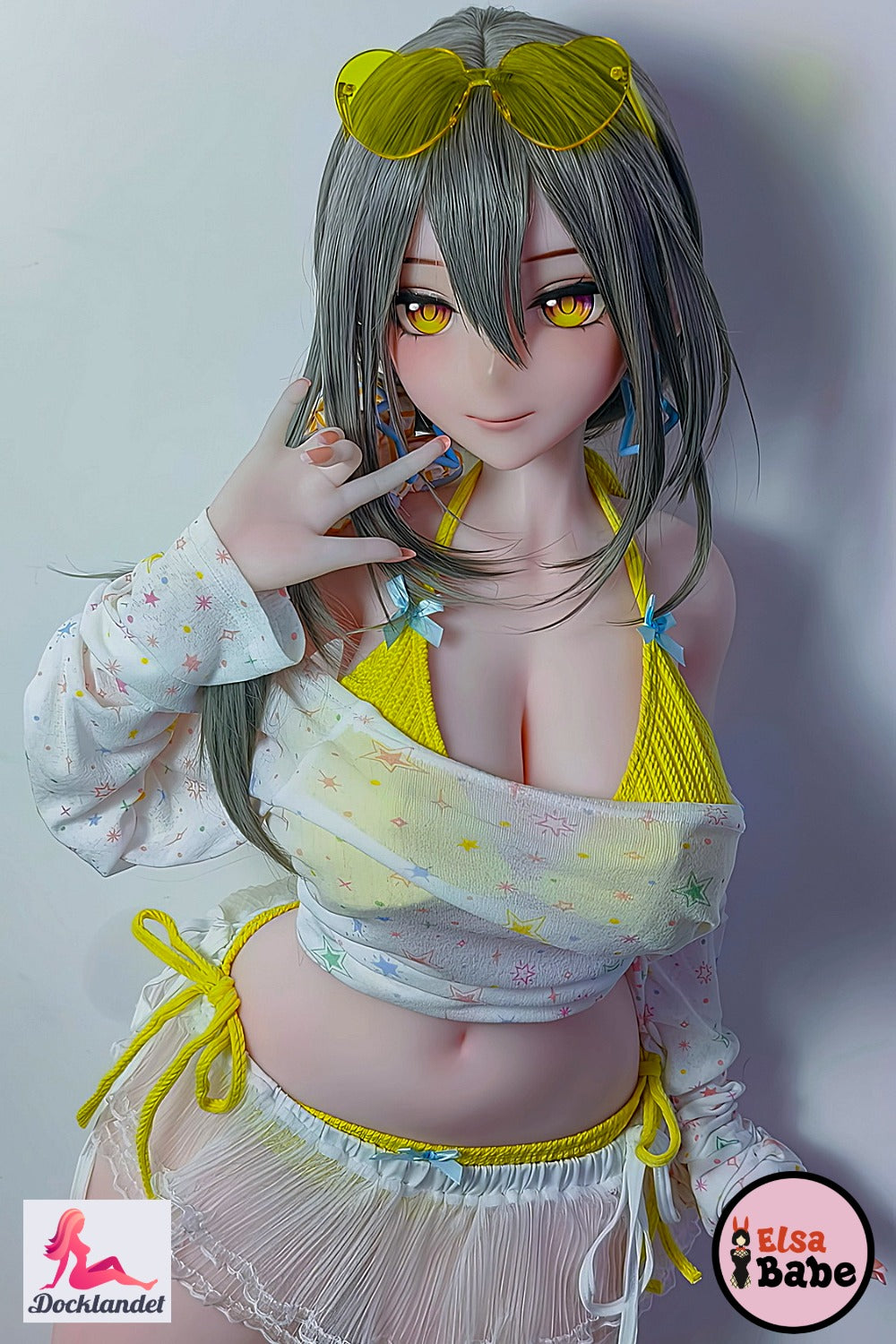 Mizuta Ņina 151 cm Elsa Babe anime silikona lelle ar tumši zaļiem matiem, dzeltenām acīm un dzeltenu vasaras tērpu.