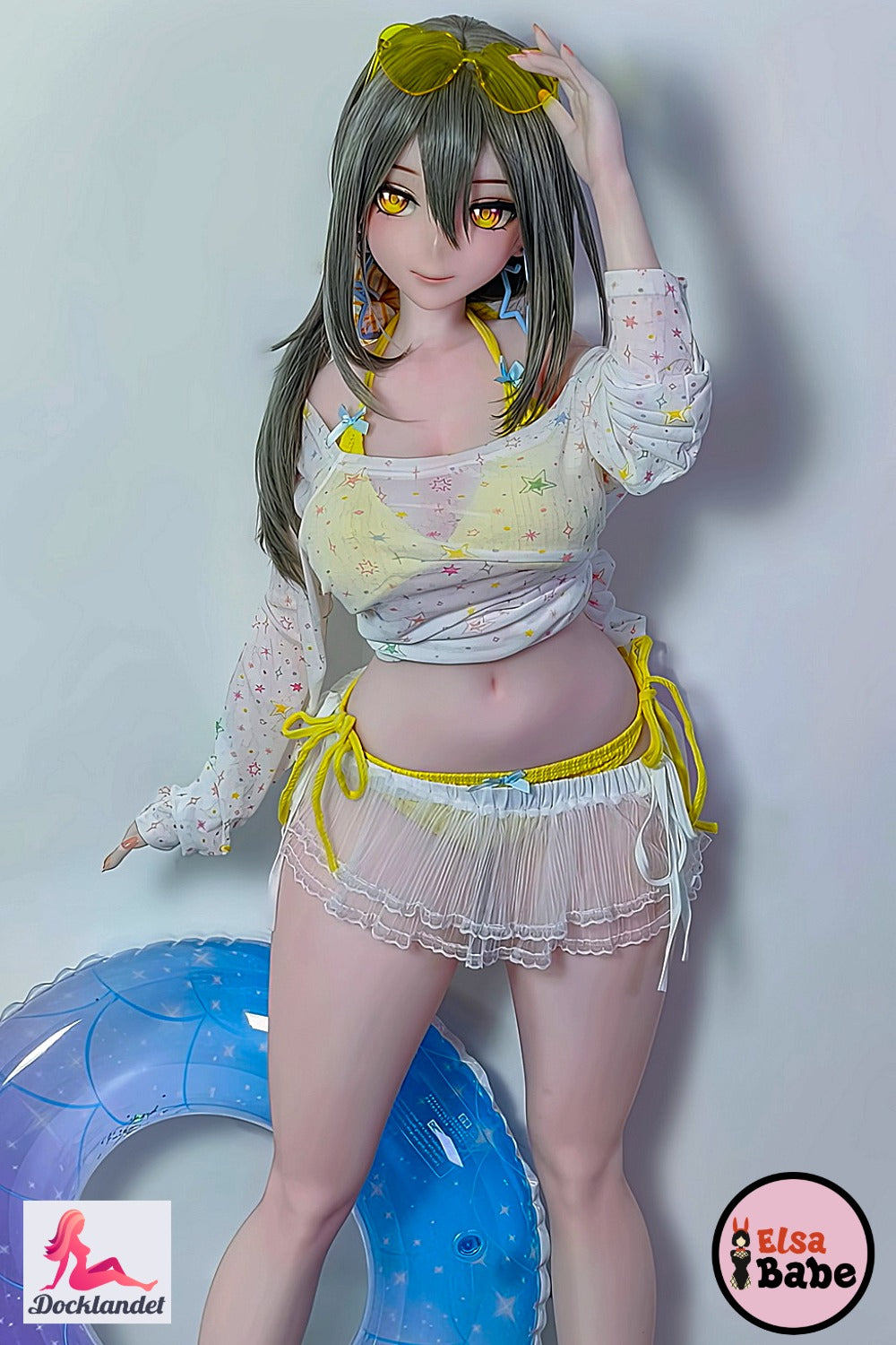 Mizuta Ņina 151 cm Elsa Babe anime silikona lelle ar tumši zaļiem matiem, dzeltenām acīm un dzeltenu vasaras tērpu.