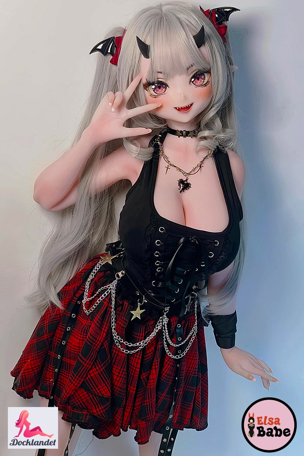 Tachibana Mano 148 cm Elsa Babe anime silikona lelle ar gaišiem matiem, rozā acīm, ragiem un melnu fantāzijas tērpu.