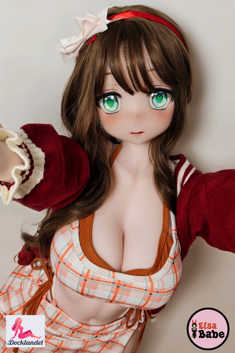Elsa Babe reālistiska anime seksa lelle, zaļu acu tuvplāns un kupla krūtis rūtainā komplektā un sarkanā jakā.