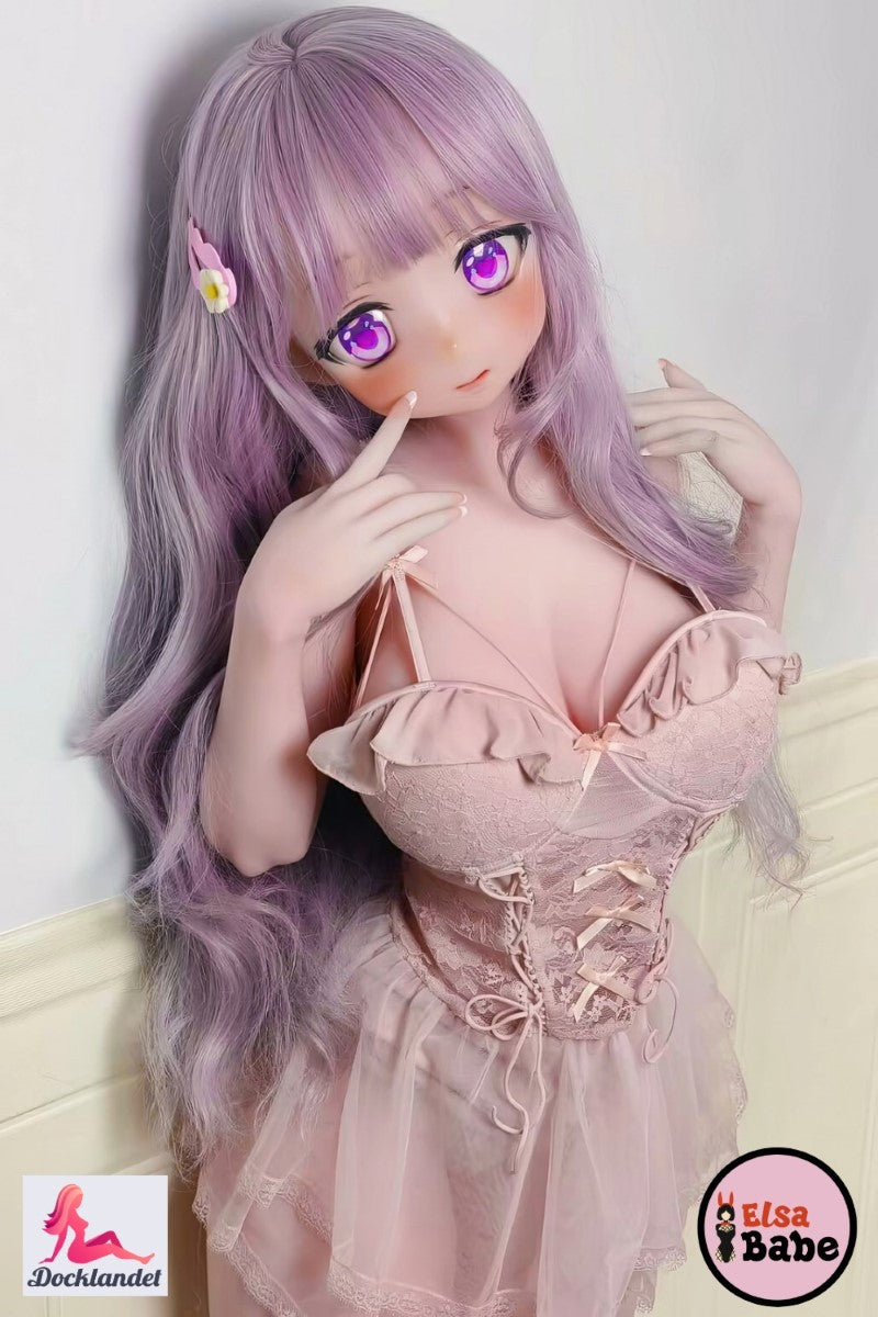 Seino Lemon 144 cm platīna silikona seksa lelle no ElsaBabe, stāv rozā mežģīņu kleitā ar violetiem matiem un lielām purpursarkanām anime acīm pie gaišas sienas.