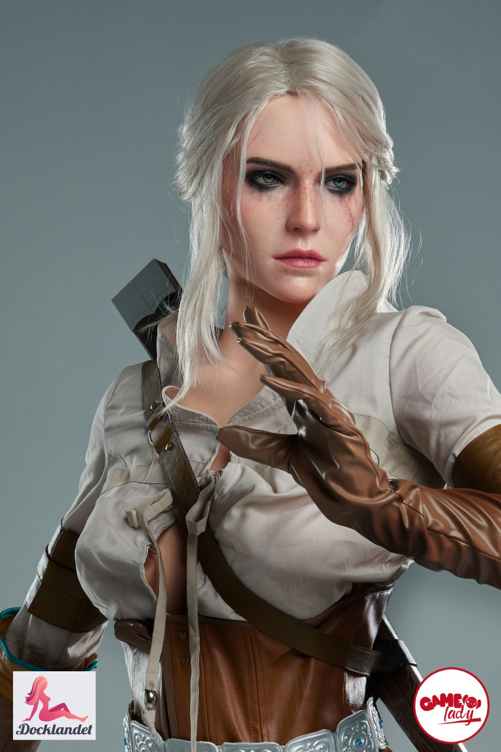 Ciri seksa lelle 168 cm E-kausa silikons no zīmola Game Lady. Ciri ir balti mati un viduslaiku stils. Ciri ir pazīstams no The Witcher. Augstākās kvalitātes cosplay seksa lelle. 