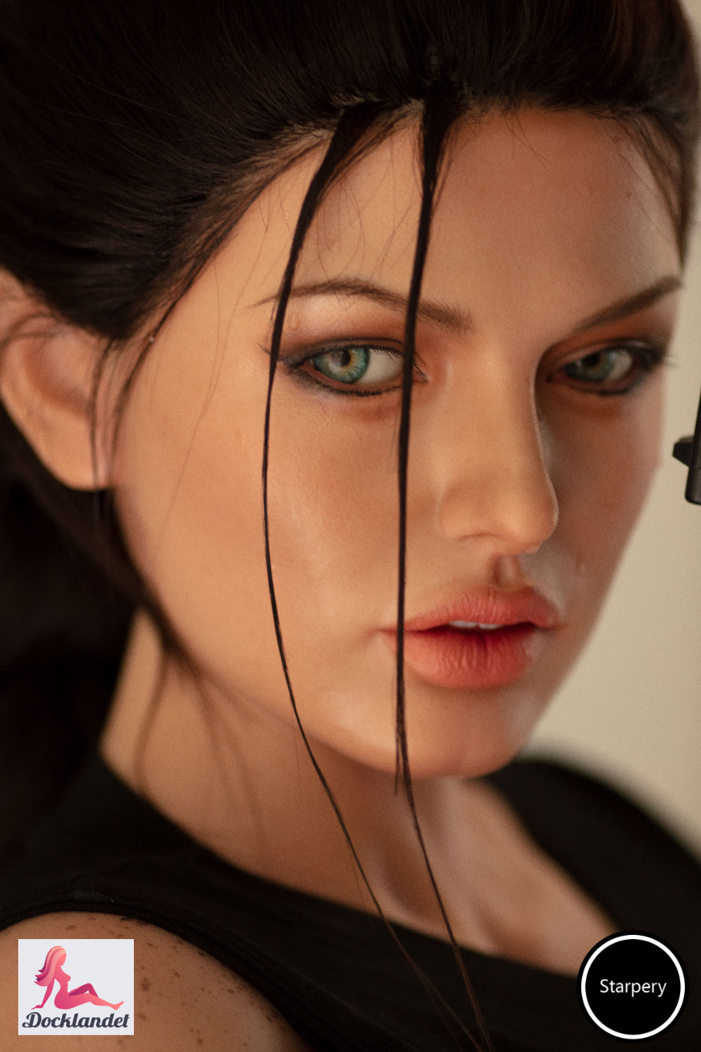 Lara Croft seksa lelle no Starpery. 167 cm gara seksa lelle ar krūšu izmēru E-kausu. Lara Krofta ir slavena no spēles Tomb Rider. 